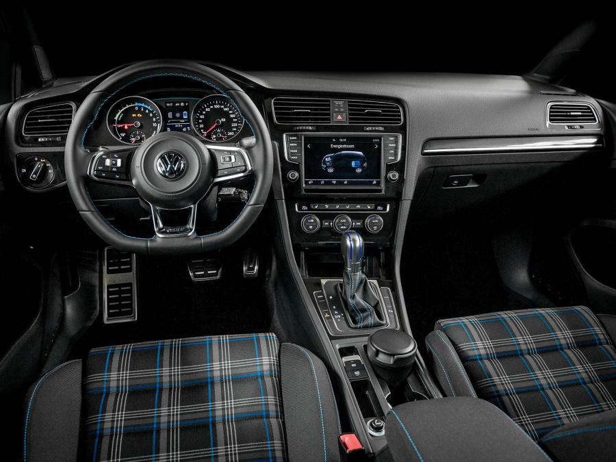Торпедо Volkswagen Golf GTE 5-Door 2014 года  (фото 34 из 45)